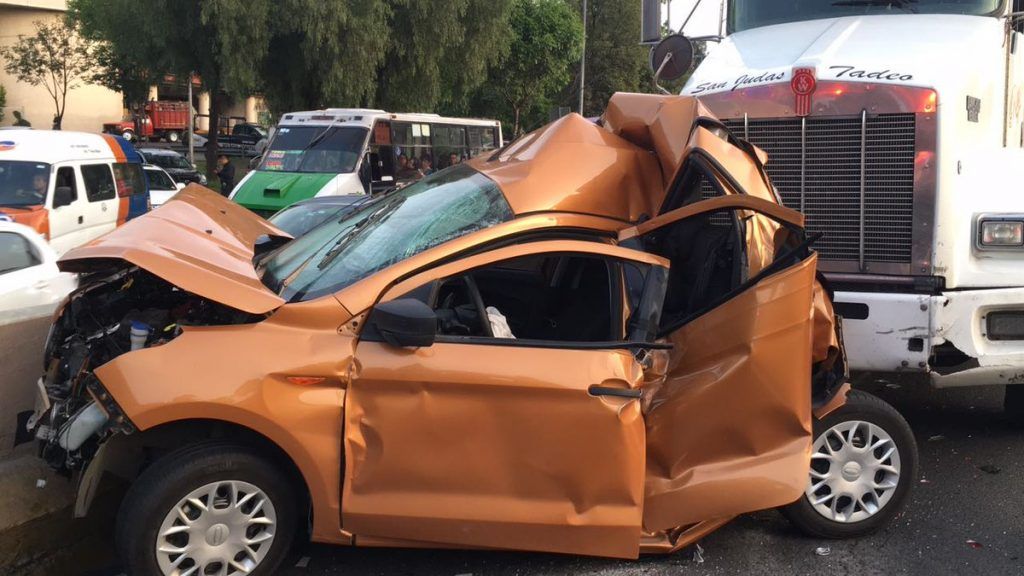 Choque deja un muerto en Periférico - trailer-torres-satelite1-1024x576