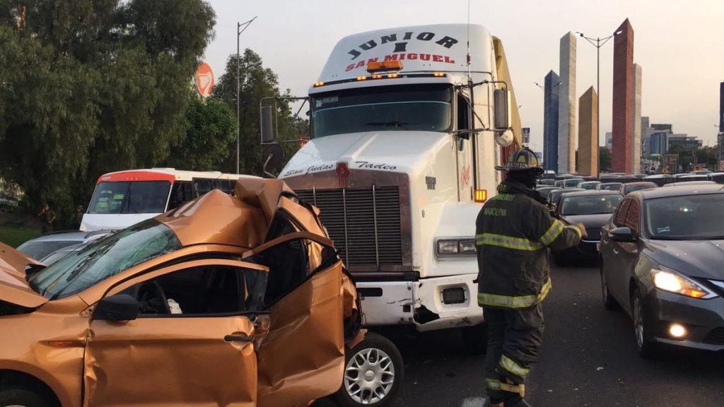 Choque deja un muerto en Periférico - trailer-torres-satelite2-1024x576