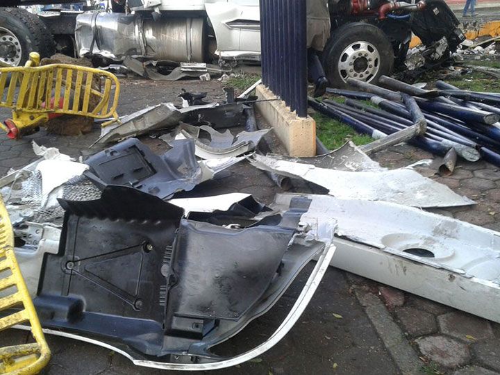 Choca tráiler contra gimnasio al aire libre en Iztapalapa - trailer1