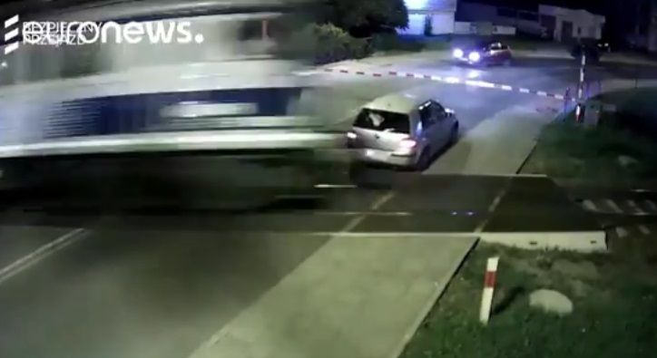 #Video Conductora evita accidente con tren