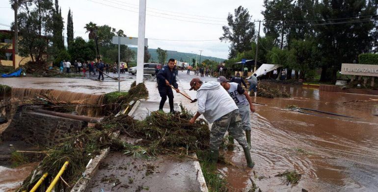 Tromba en Michoacán deja un muerto y cuatro desaparecidos Tromba en Michoacán deja un muerto y cuatro desaparecidos
