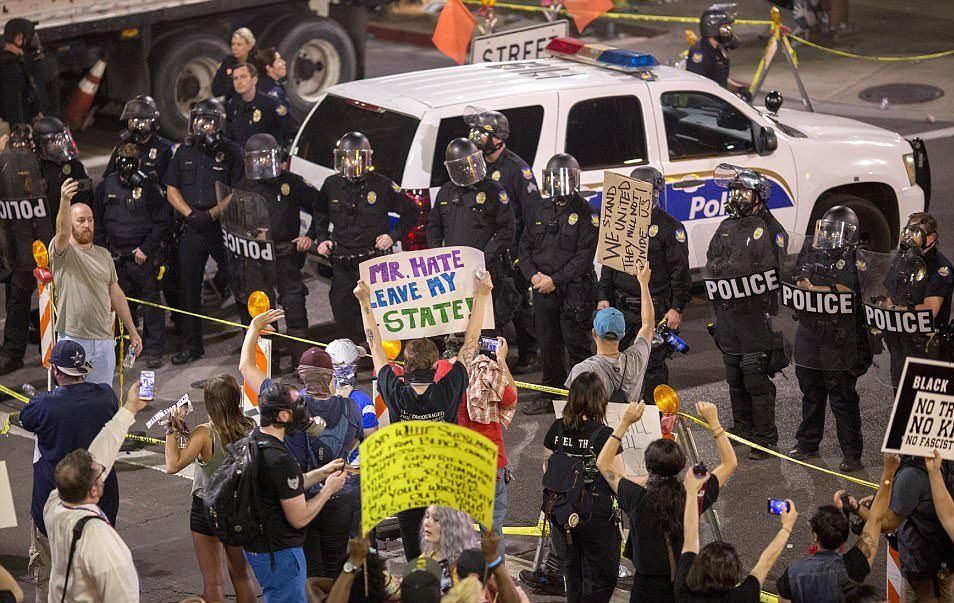 Manifestaciones contra Trump invaden Phoenix - trump-arizona-1-e1503498003882
