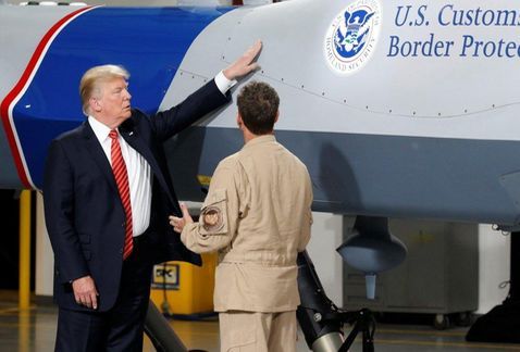 Trump se reúne con marinos en la frontera con México - trump-drone