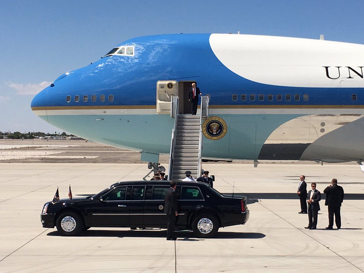 Trump se reúne con marinos en la frontera con México