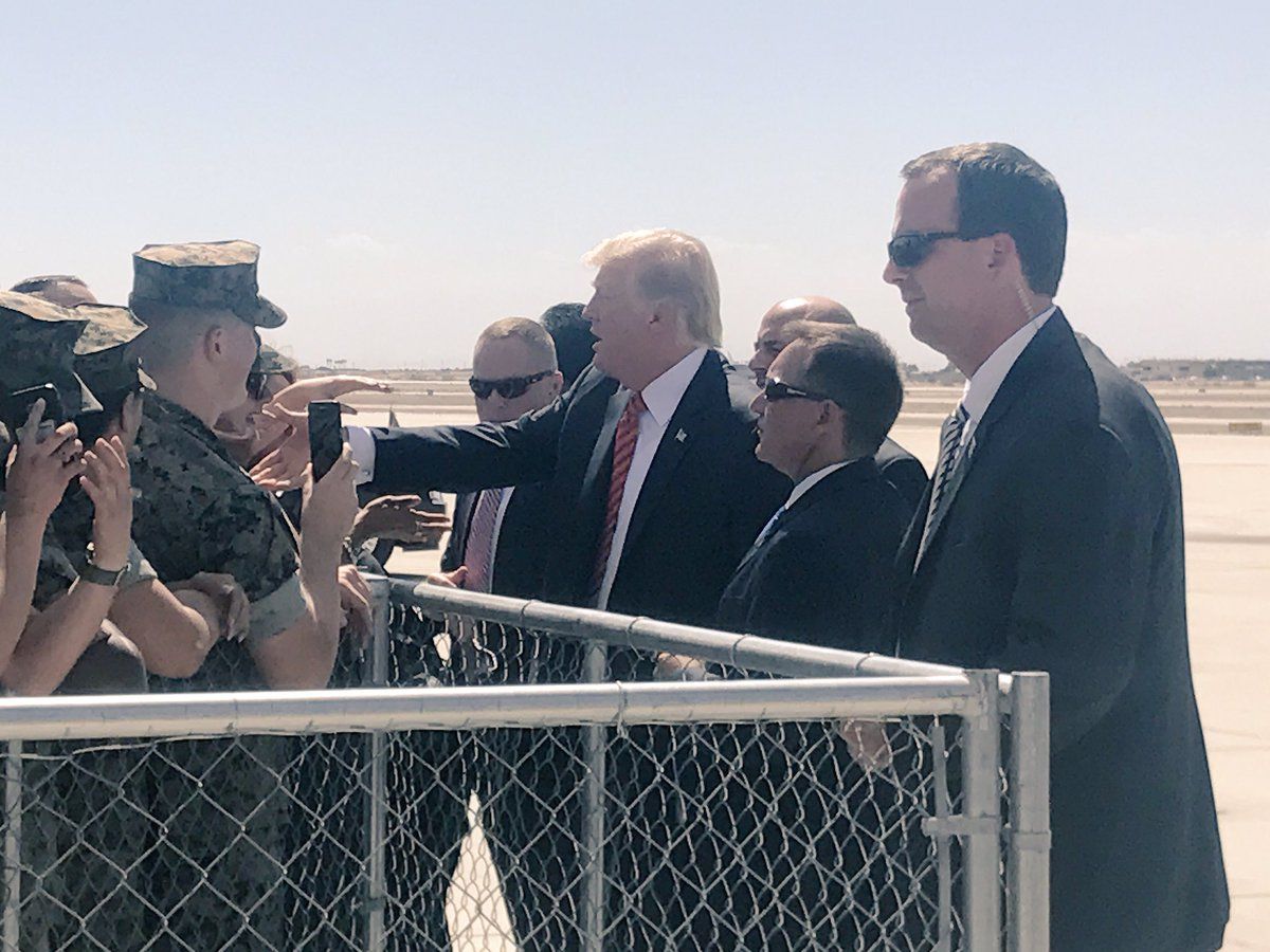 Trump se reúne con marinos en la frontera con México - trump-yuma