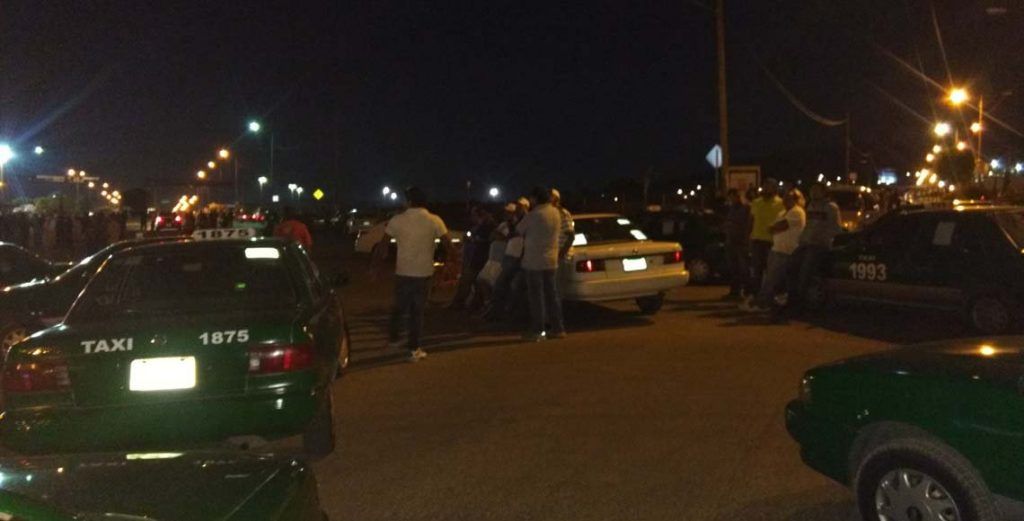Taxistas se enfrentan a conductores de Uber en SLP - txistas-slp-1024x521