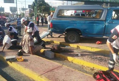 Volcadura de camión en Monterrey deja varios heridos