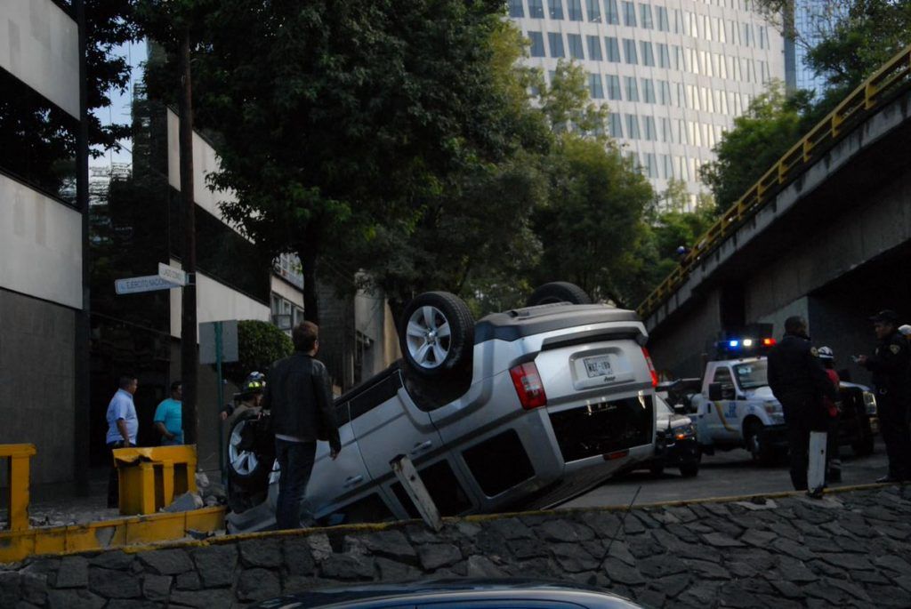 Vuelca camioneta en Ejército Nacional - volcadura-Río-San-Joaquín-1024x685