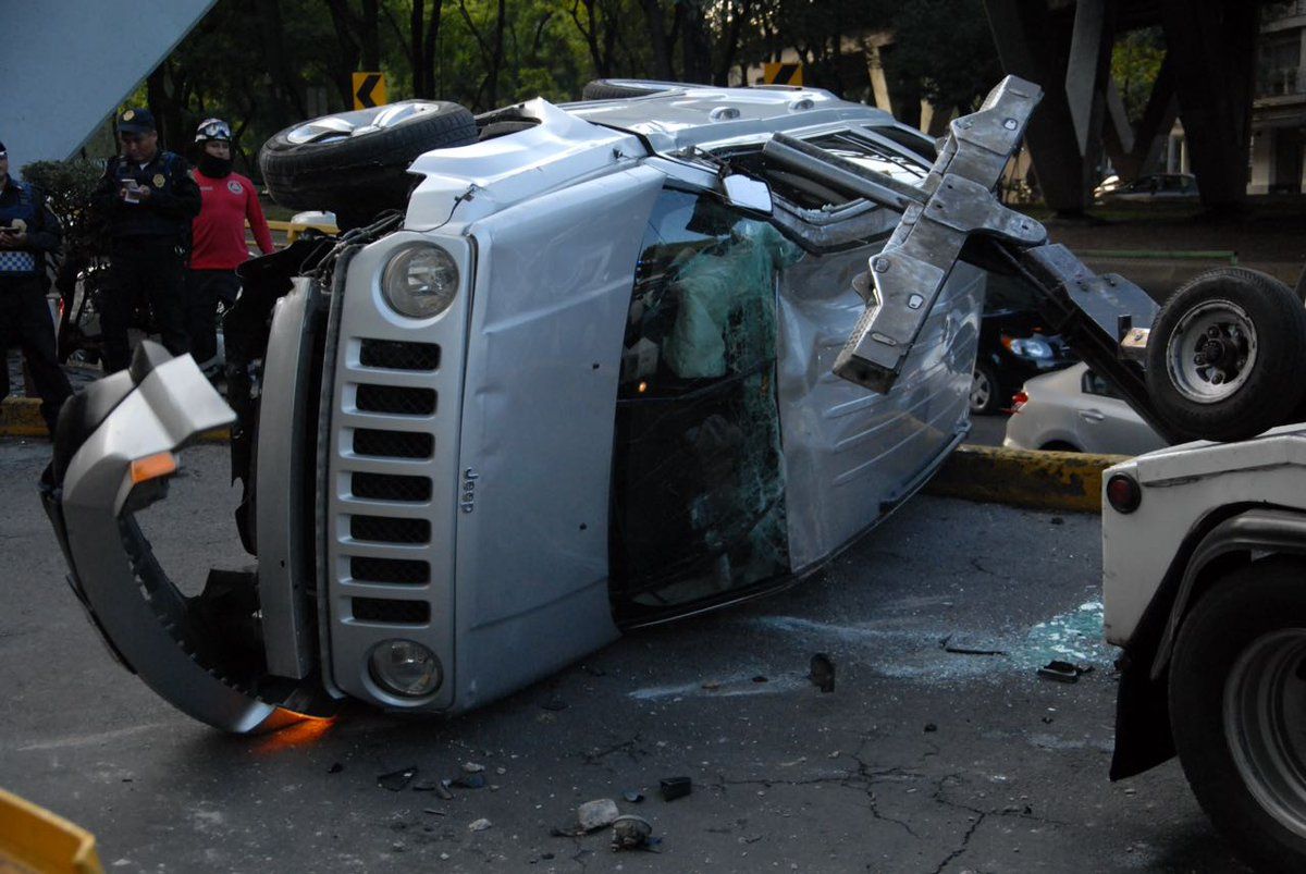 Vuelca camioneta en Ejército Nacional