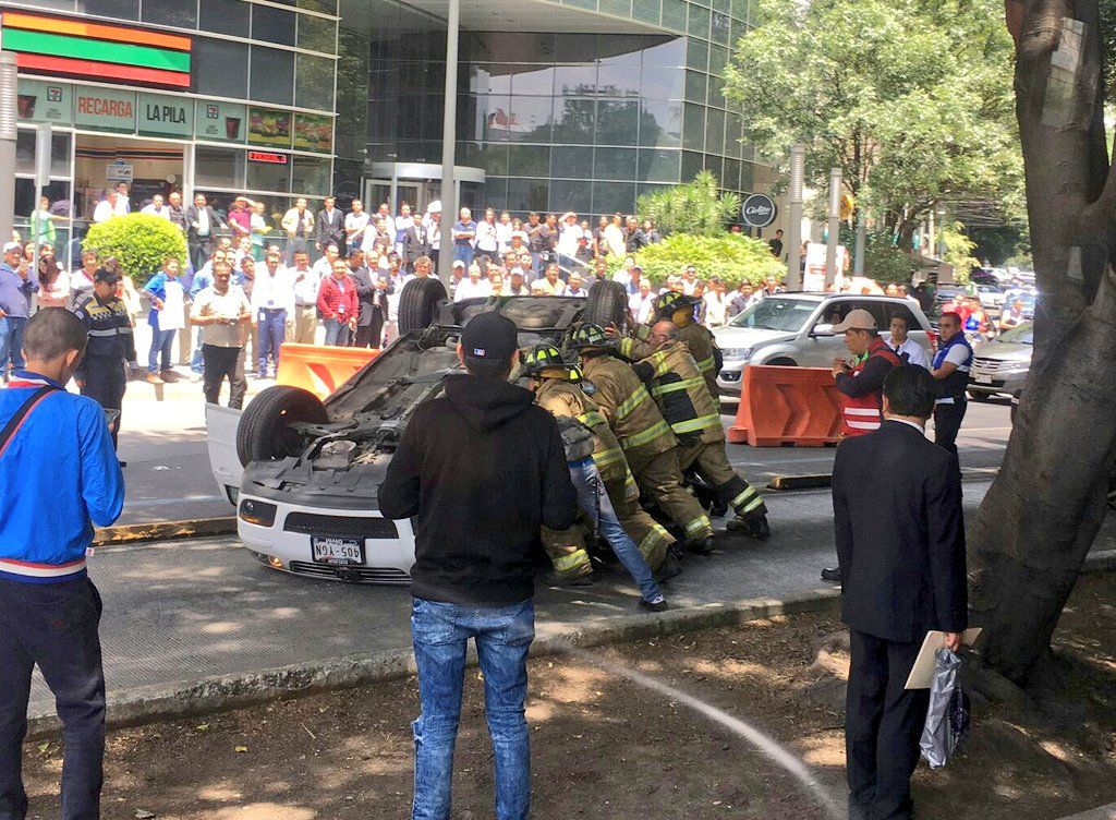 Vuelca auto en Insurgentes Sur