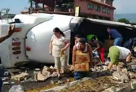 Tráiler que transportaba cervezas vuelca en Chiapas