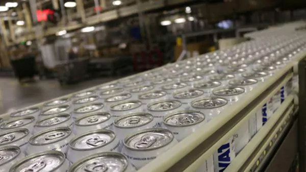 Cervecera envía latas con agua para ayudar a afectados por Harvey - water-3