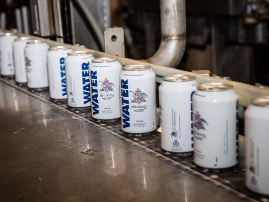 Cervecera envía latas con agua para ayudar a afectados por Harvey
