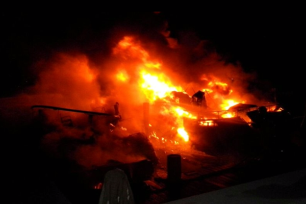 Se incendia yate en Cancún