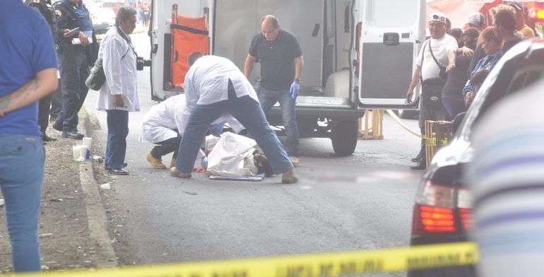 Chofer de combi atropella a hombre en Zaragoza y se da a la fuga