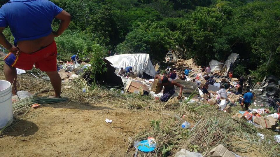 Saquean tráiler accidentado en Chiapas - 21557828_1891603444438493_5923268648581436468_n