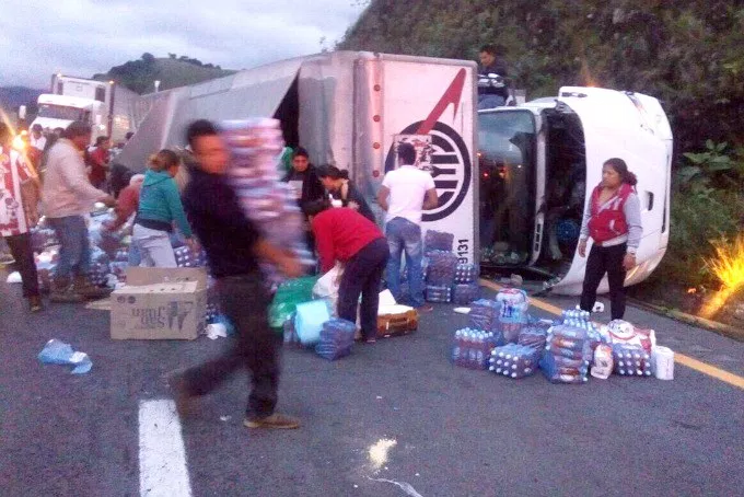Roban víveres para Oaxaca tras volcadura de tráiler - 21584849_10211827587337994_1473319997_n