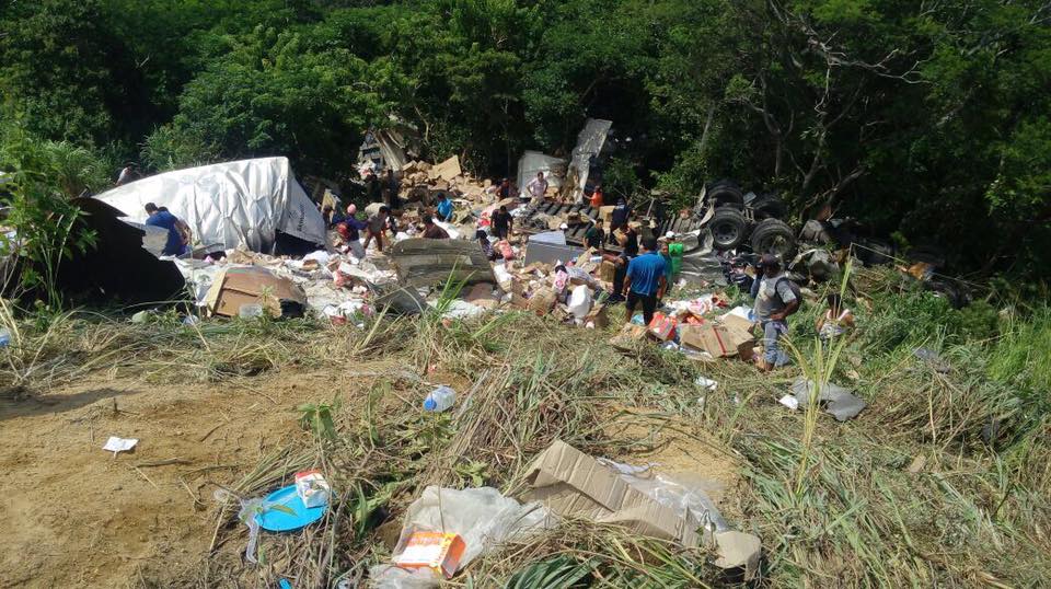 Saquean tráiler accidentado en Chiapas Saquean tráiler accidentado en Chiapas