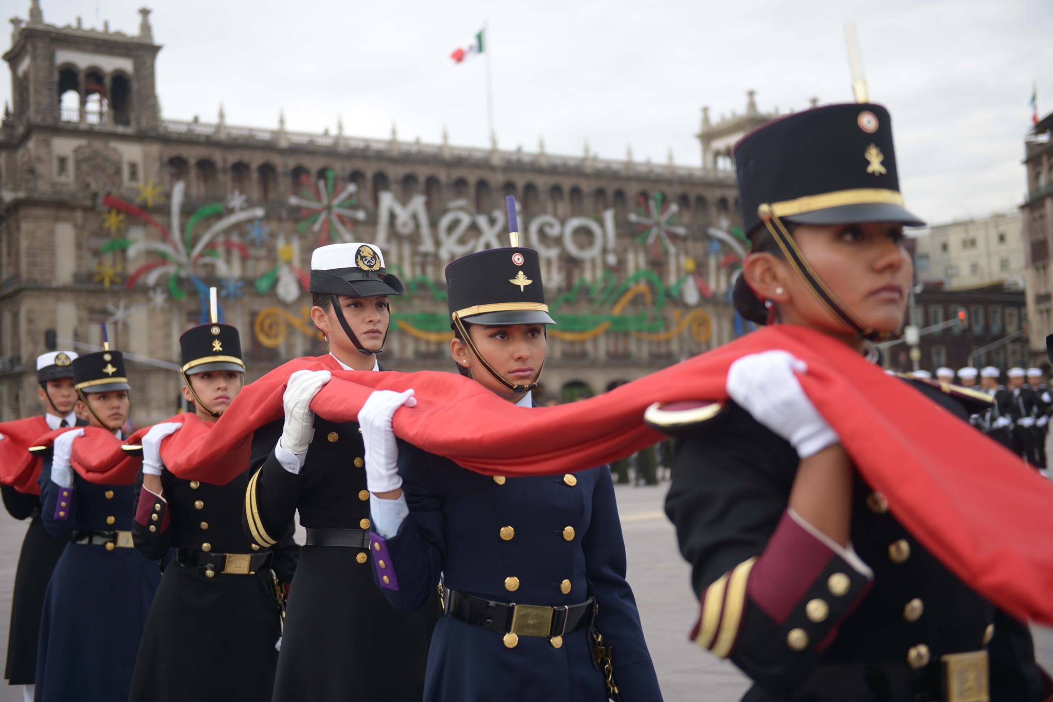 Mujeres dirigen por primera vez contingentes en Desfile Militar