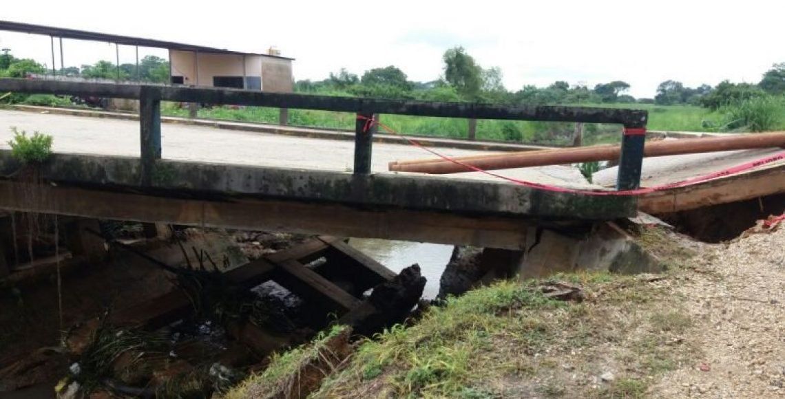 Colapsa puente en Cosoleacaque que comunica con Minatitlán