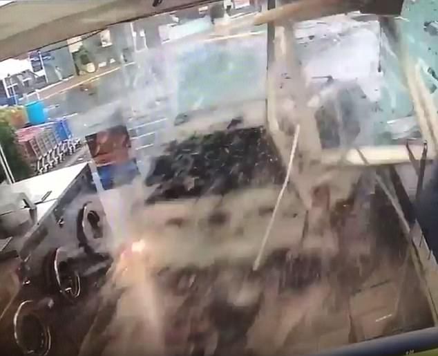 #Video Confunde pedales y atropella a seis al interior de lavandería