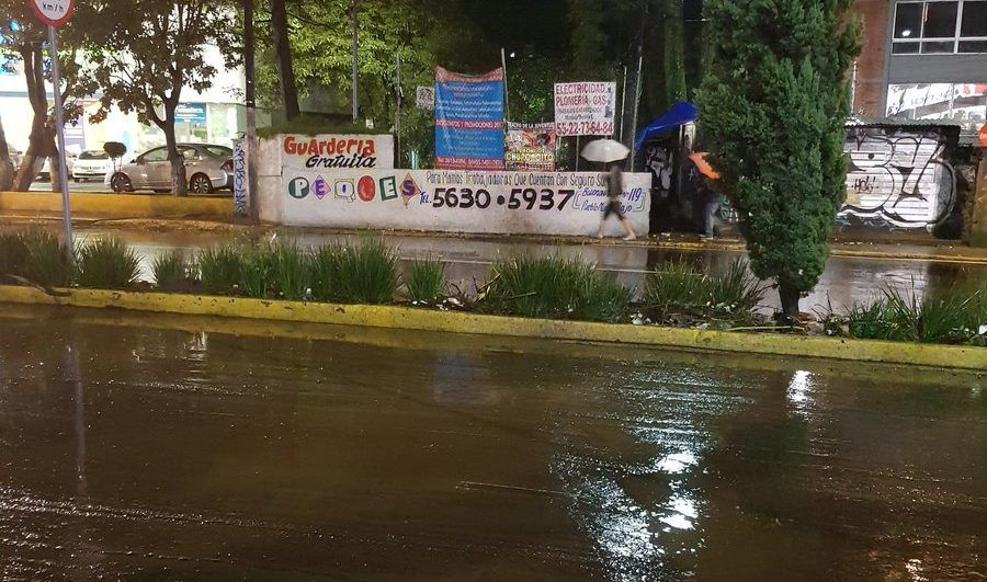 Lluvias provocan desbordamiento de río en Magdalena Contreras