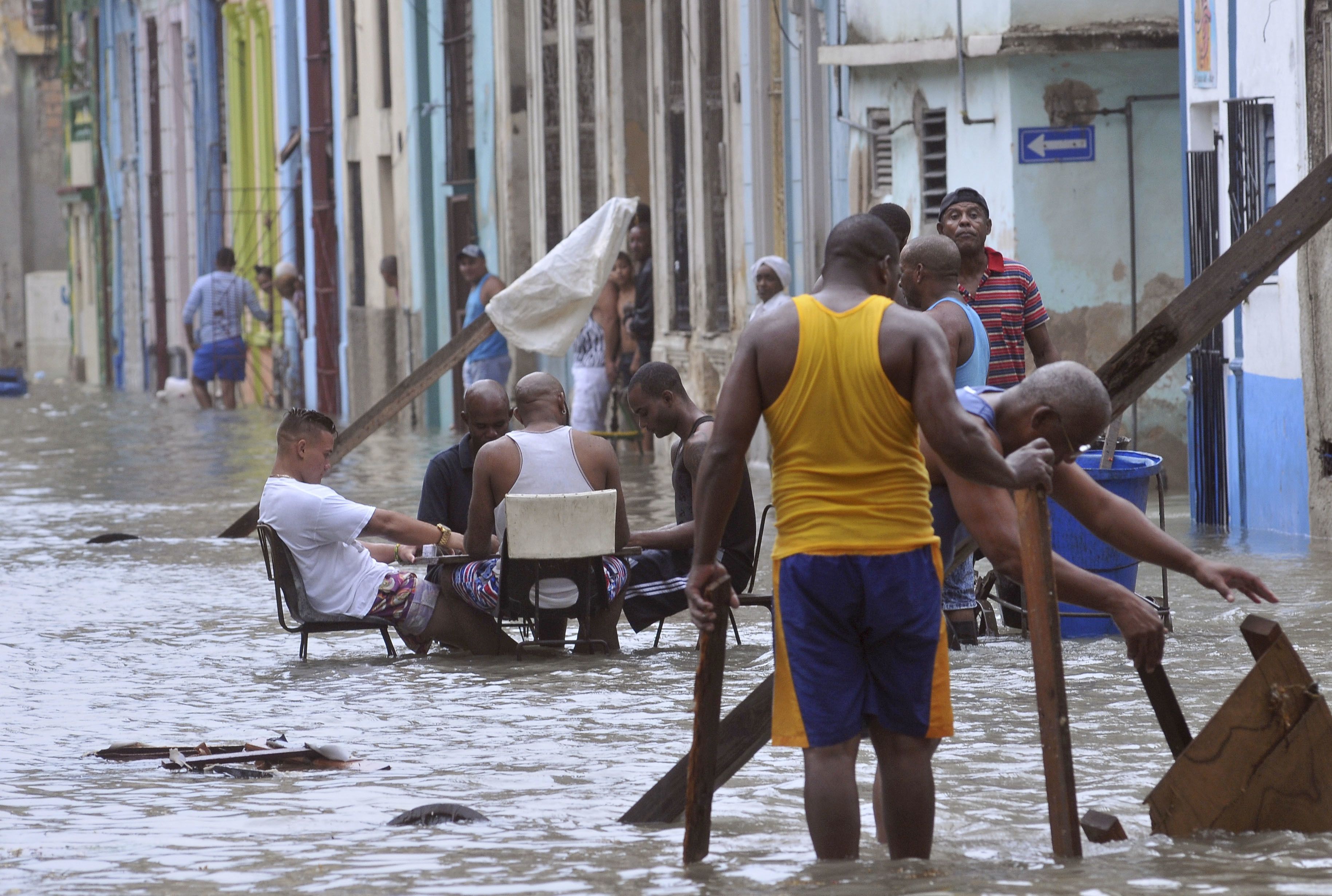 Hombres juegan dominó en plena inundación de La Habana