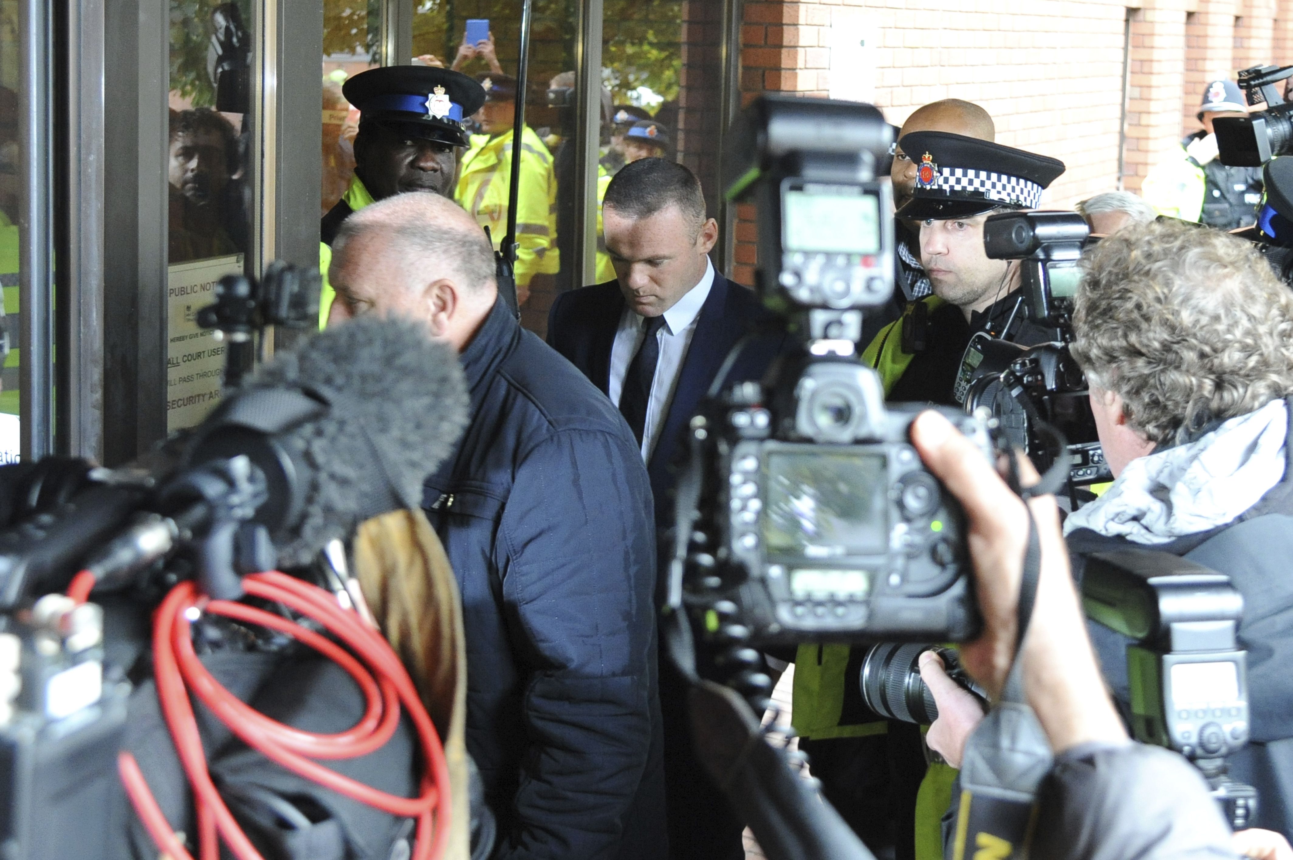 Wayne Rooney se declara culpable de conducir ebrio - AP17261371412302