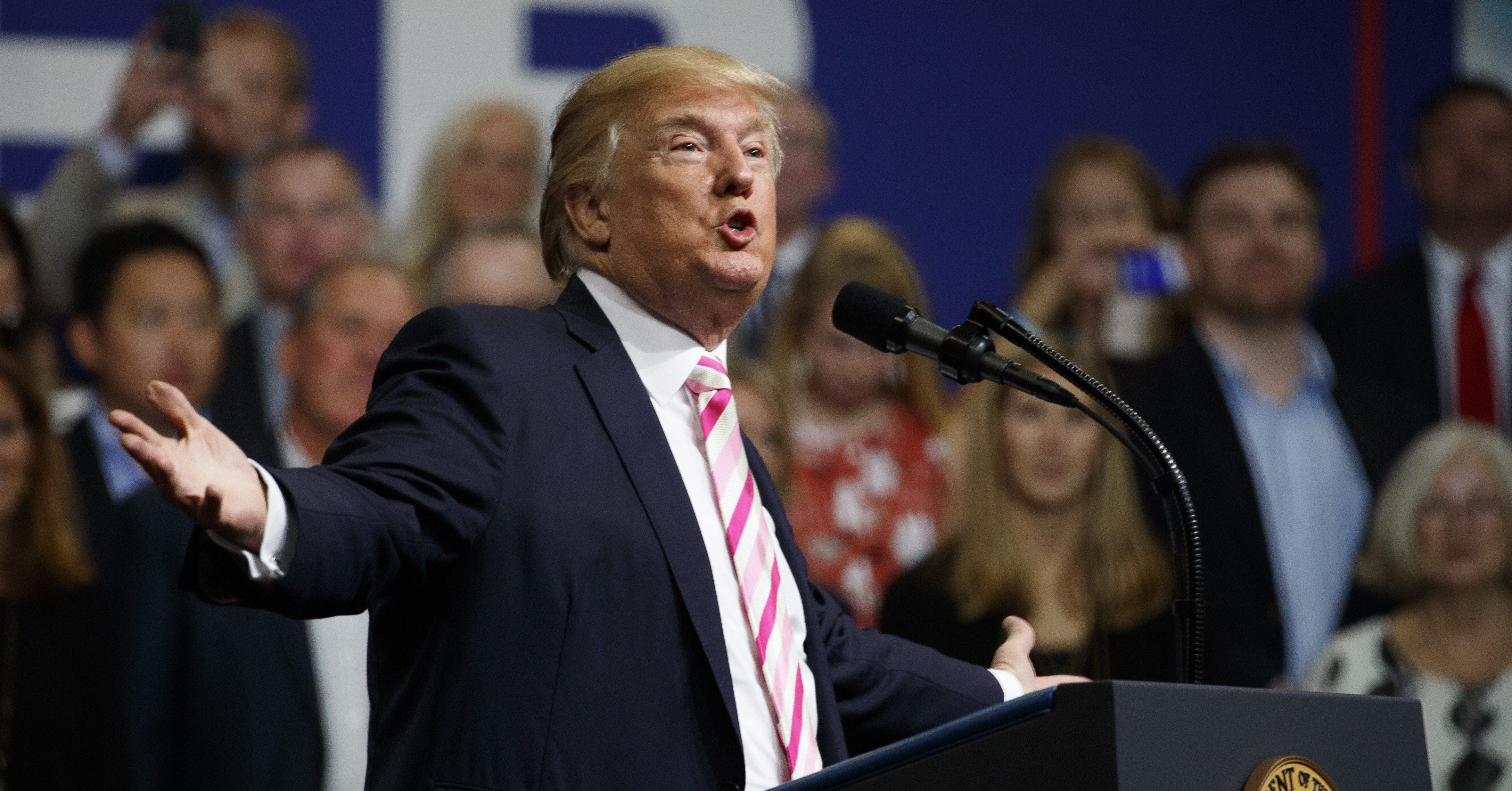 Trump amenaza a NBC con revocar su licencia