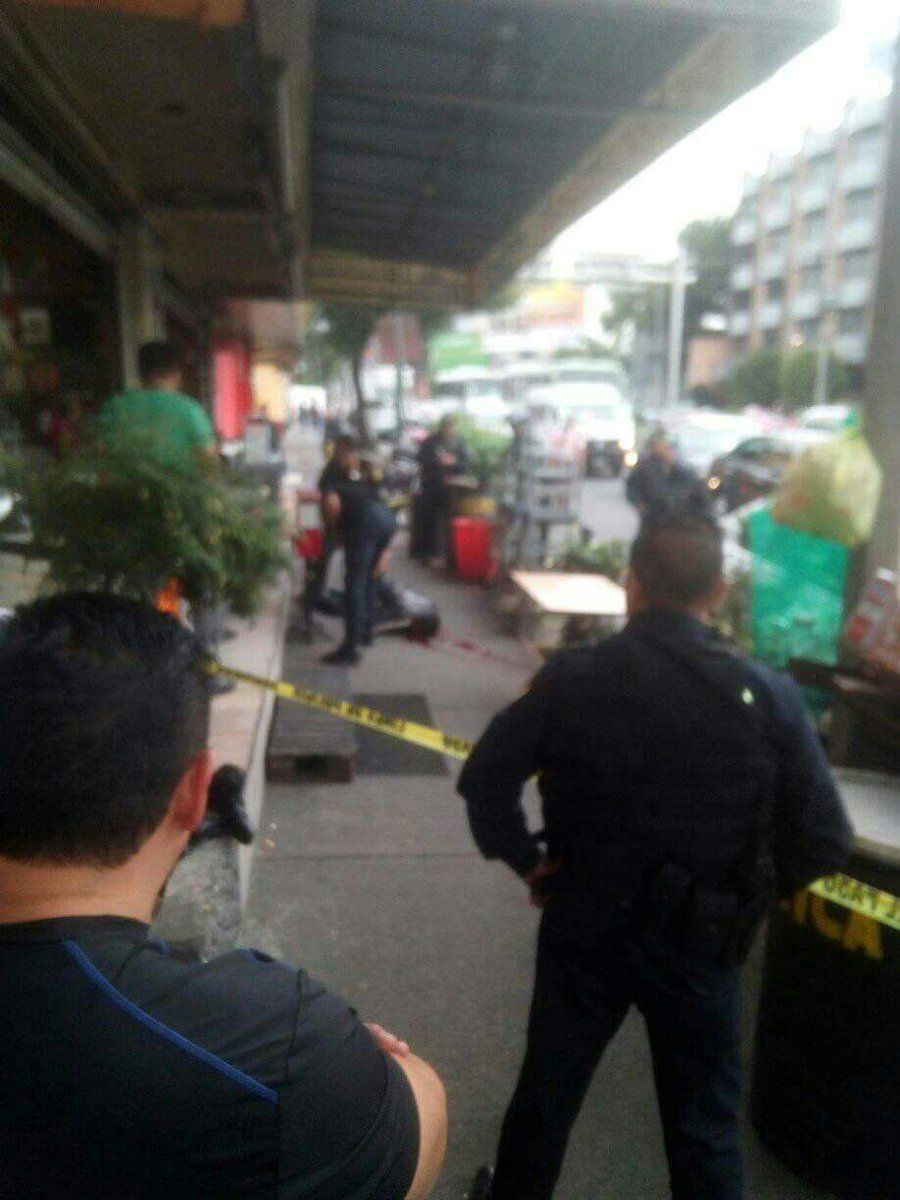 Asesinan a hombre afuera de restaurante en la Miguel Hidalgo - Asesinan-a-hombre-afuera-de-restarurante-2-Foto-de-@OlimpoNotiMx
