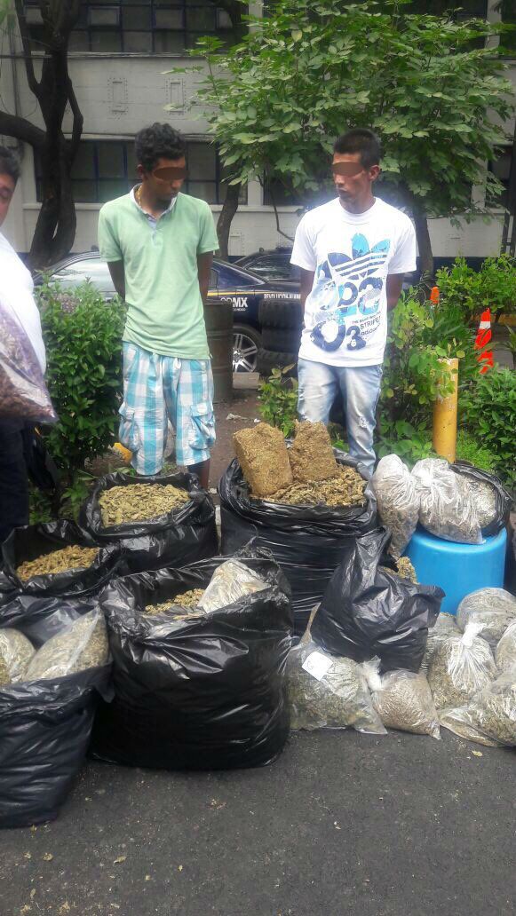 Detienen a dos que transportaban mariguana en bolsas de basura en Tepito - Bolsas-de-Mariguana-Foto-de-@c4jimenez-2-EDITADO