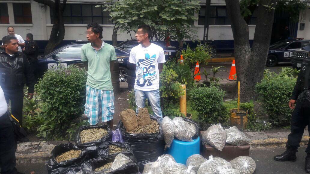 Detienen a dos que transportaban mariguana en bolsas de basura en Tepito