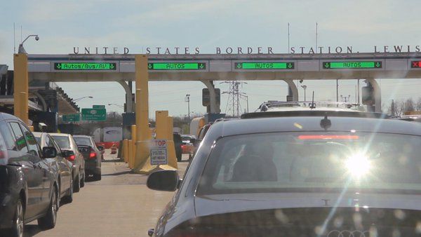 Demandan a administración Trump por inspección de celulares en la frontera - CBHUKyJUgAA2q_7