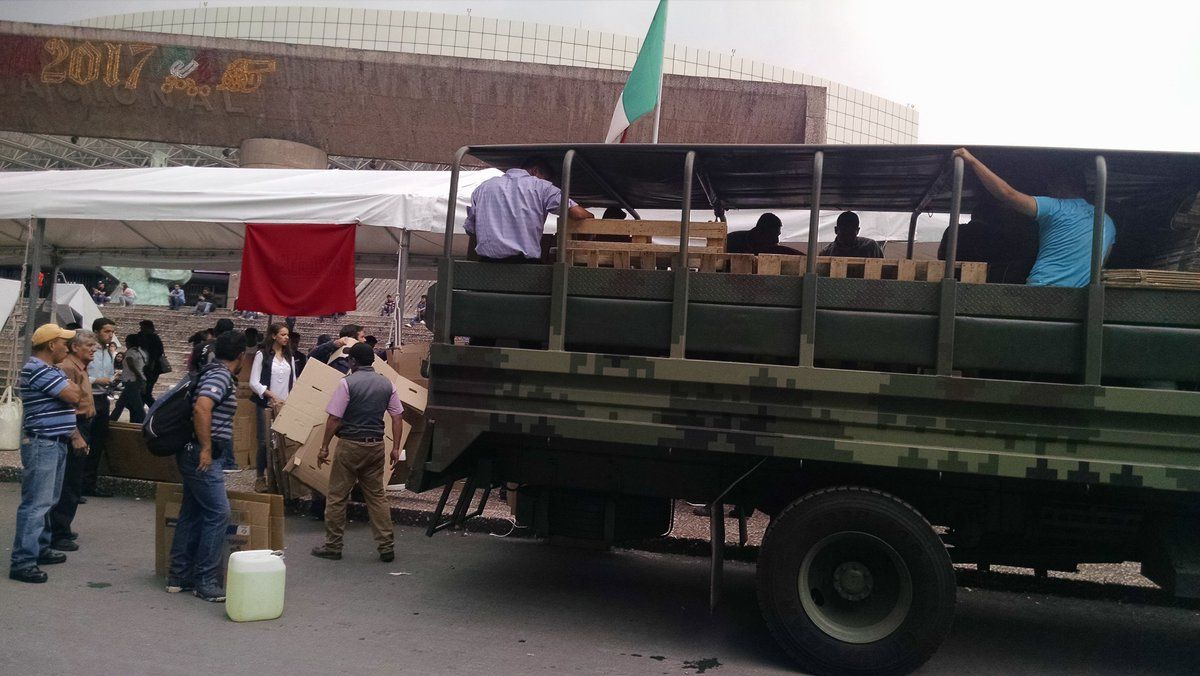 Voluntarios ayudan a distribuir apoyo en Campo Marte