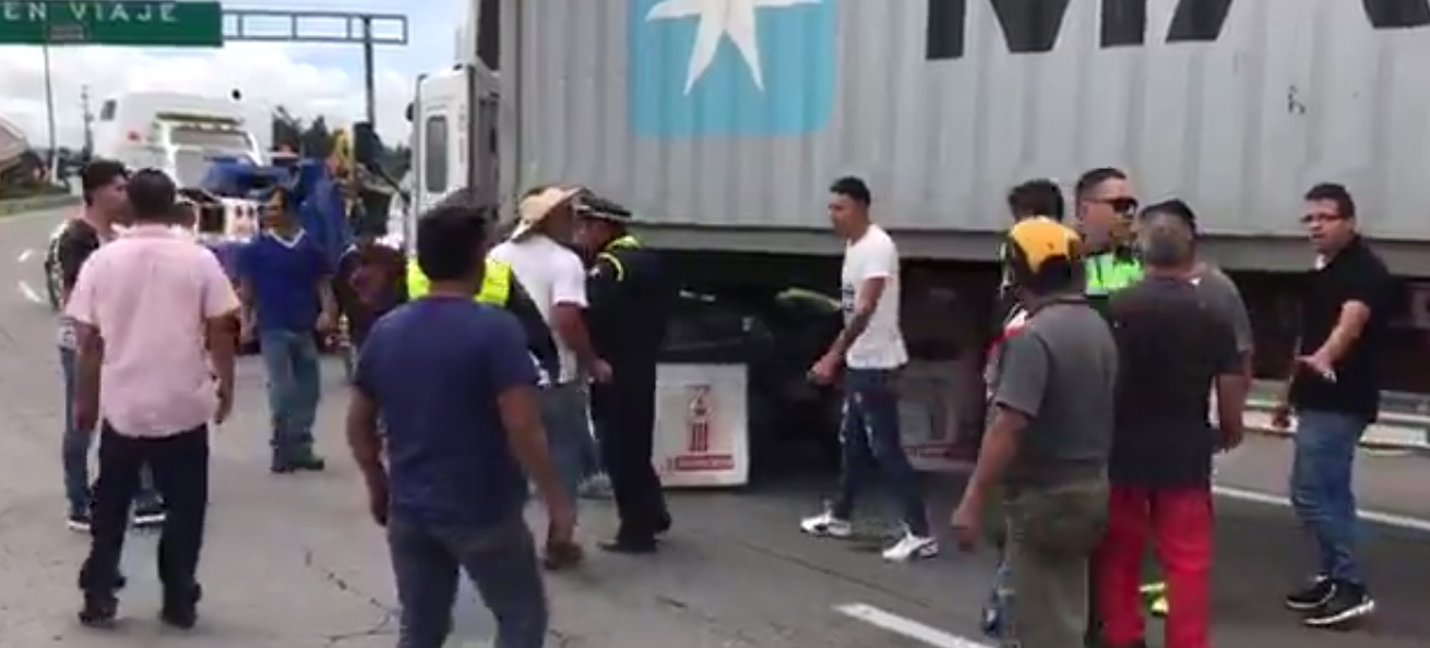 Volcadura de remolque provoca riña