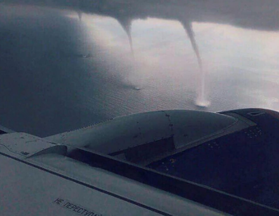 #Video Avión esquiva tres tornados en Rusia