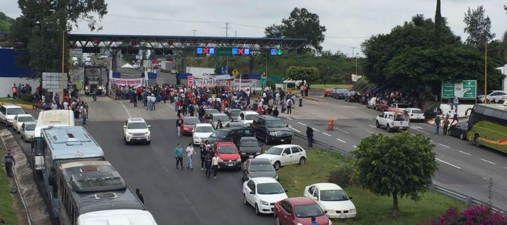 CNTE toma diversas carreteras en Oaxaca CNTE toma diversas carreteras en Oaxaca