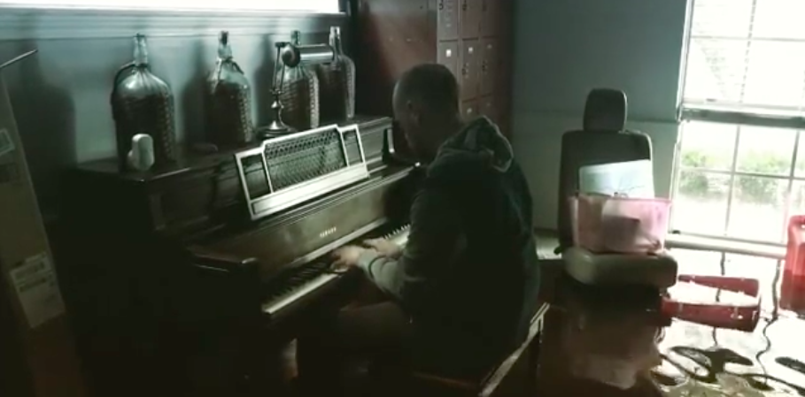 #Video Toca el piano al regresar a su casa inundada en Texas