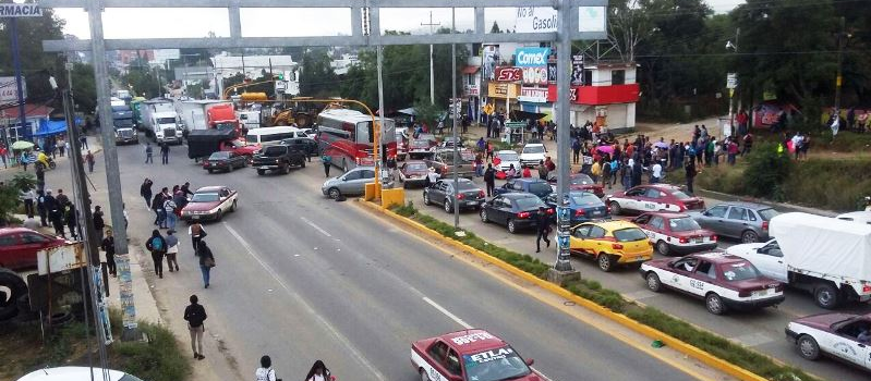 CNTE retiene camiones en crucero de Hacienda Blanca
