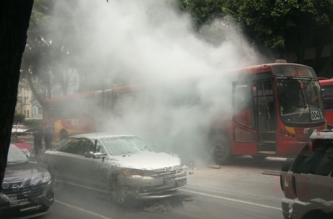 Metrobús se incendia en Insurgentes