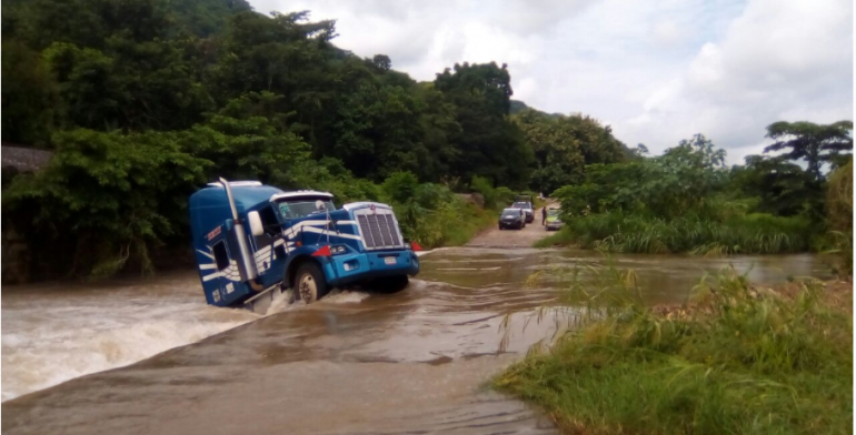 Corriente arrastra tractocamión en Veracruz - Captura-de-pantalla-2017-09-06-a-las-13.00.00-770x392