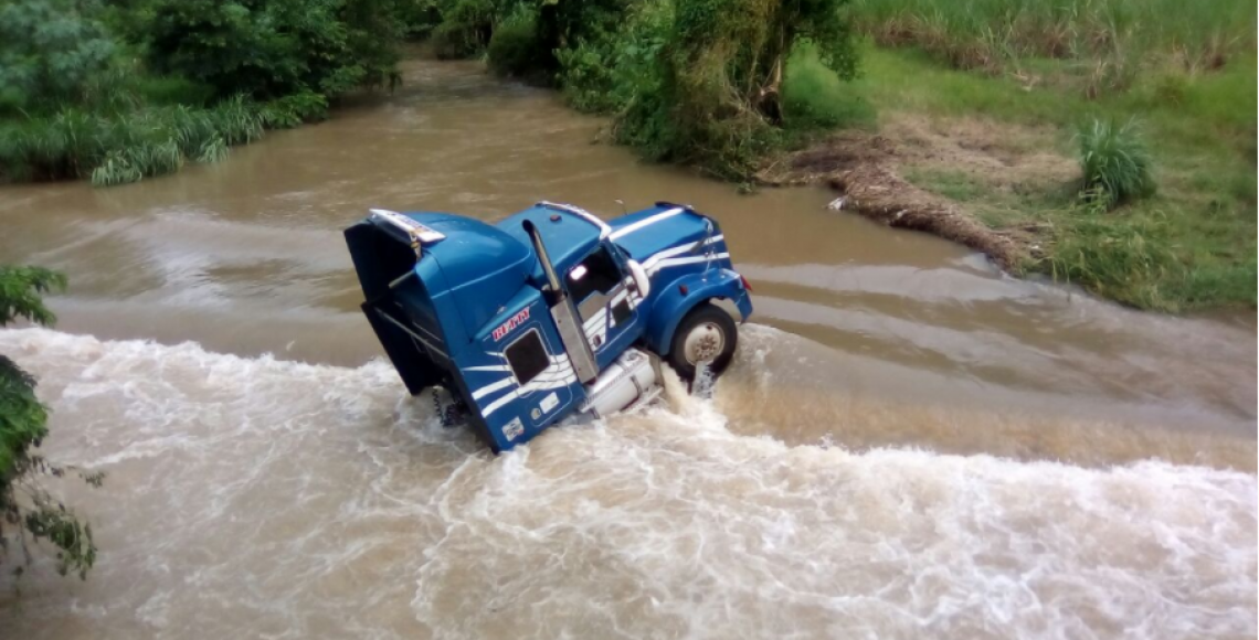 Corriente arrastra tractocamión en Veracruz