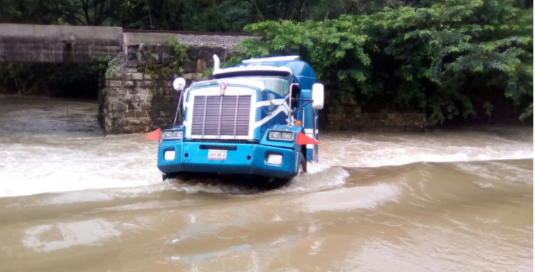 Corriente arrastra tractocamión en Veracruz - Captura-de-pantalla-2017-09-06-a-las-13.00.46-770x392