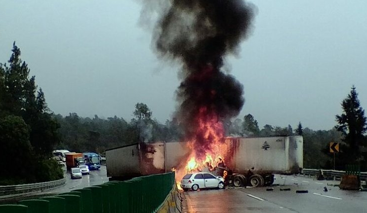 Choque mantiene cerrada la autopista México-Puebla