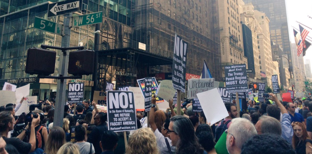Arrestan a nueve mexicanos en NY en protesta a favor de DACA