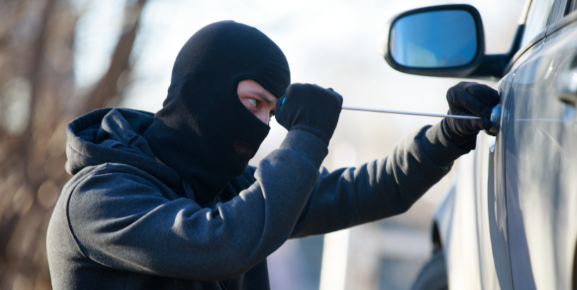 #Video Abre automóvil en 10 segundos para robar bolsa