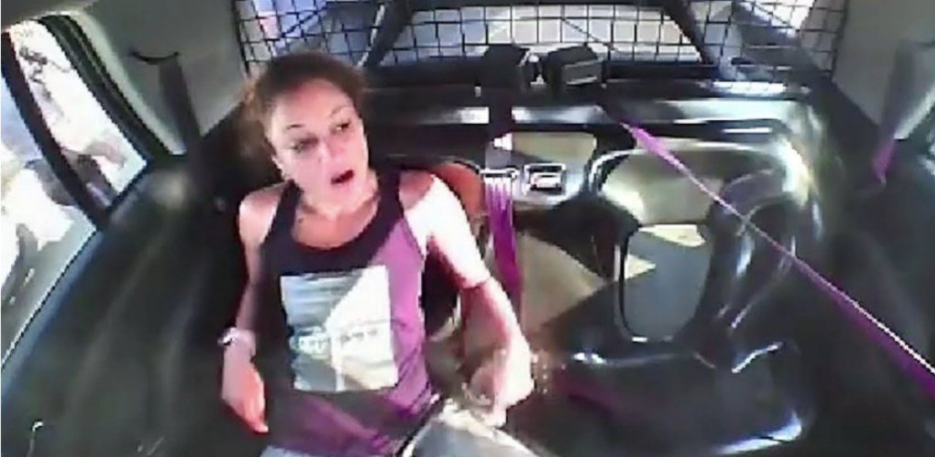 #Video Se libera de esposas y roba camioneta de la policía