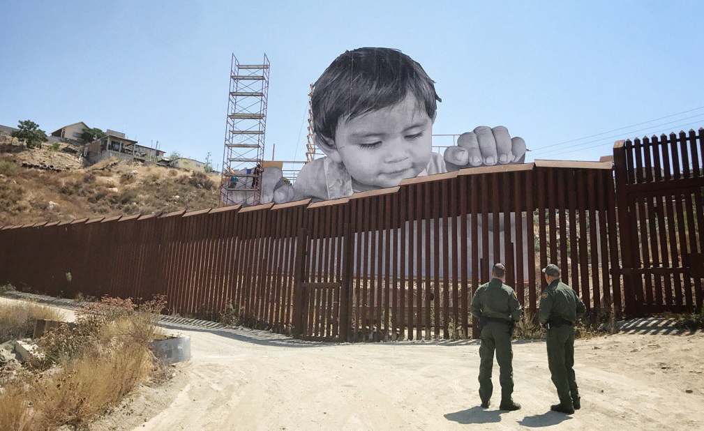 La imagen del bebé gigante que apareció en la frontera