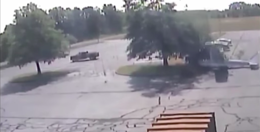 #Video Avión pequeño se estrella contra árbol y piloto sobrevive