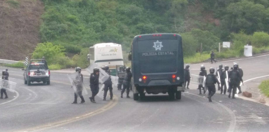 Enfrentamiento entre normalistas y policías enTixtla - Captura-de-pantalla-2017-09-13-a-las-8.18.38-p.m.